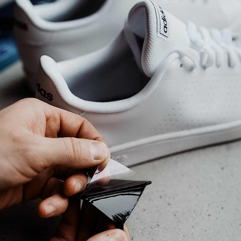 Powerinsole Pad wird von der Schutzfolie gelöst und in einen Sneaker eingelegt