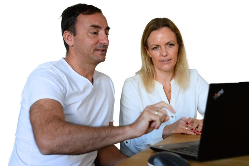 Martin und Sonja Masching, Gründer der Powerinsole, beim Beantworten von Kundenanfragen am Laptop